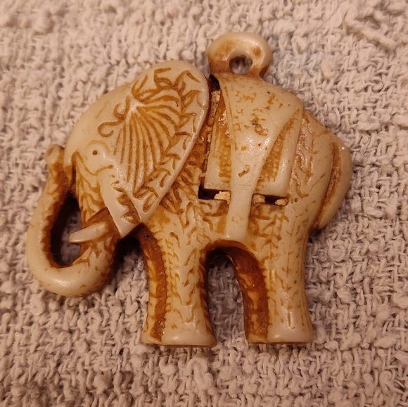 Vintage 4pc lot elephant bracelet, pin and charms - Picture 10 of 10